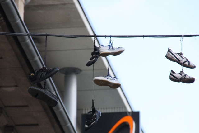 Baumelnde Schuhe in der Rostocker Innenstadt