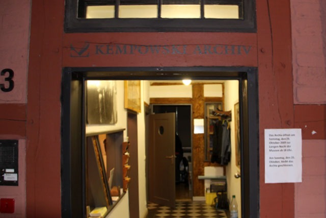 Eingang zum Kempowski Archiv Rostock