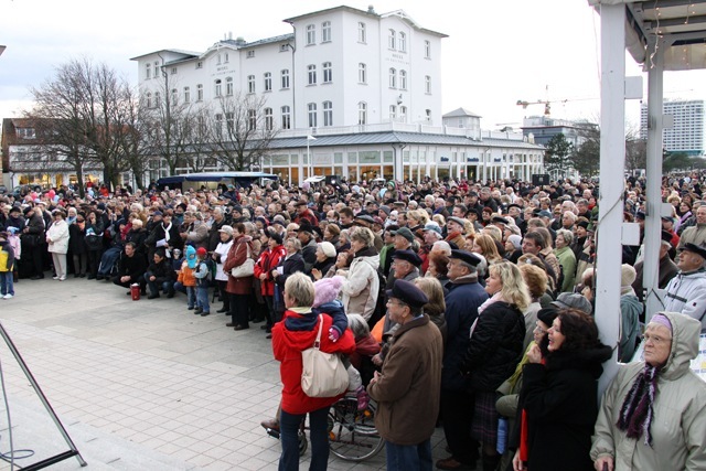 Zuschauer am 1. Advent am Leuchtturm Warnemünde