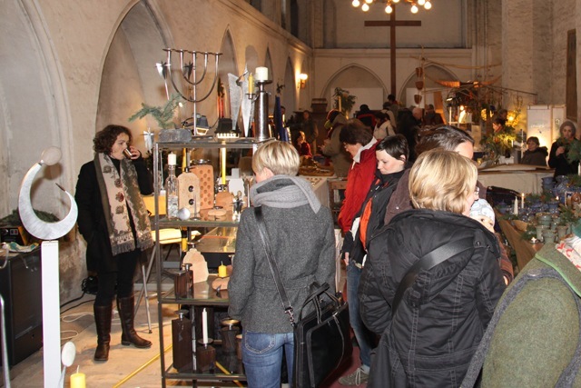 Andrang beim Kunsthandwerker-Weihnachtsmarkt in der Petrikirche Rostock 2009