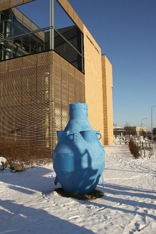 Wissensboje vor der Universitätsbibliothek in der Rostocker Südstadt