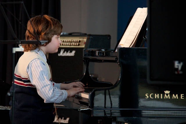 Raphael am Klavier