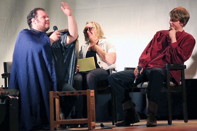 Talkrunde: Meister Reinmar (André Marschke), Moderatorin (Manuela Dierck) und Neidhart (Thomas Linke)