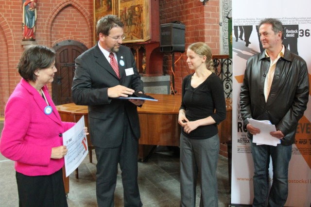 Preisverleihung: Liane Melzer (Kultursenatorin) , Prof. Udo Kragl (Rostock denkt 365°), Anne Theuerkauf und Wolfgang Thiel (Jury)