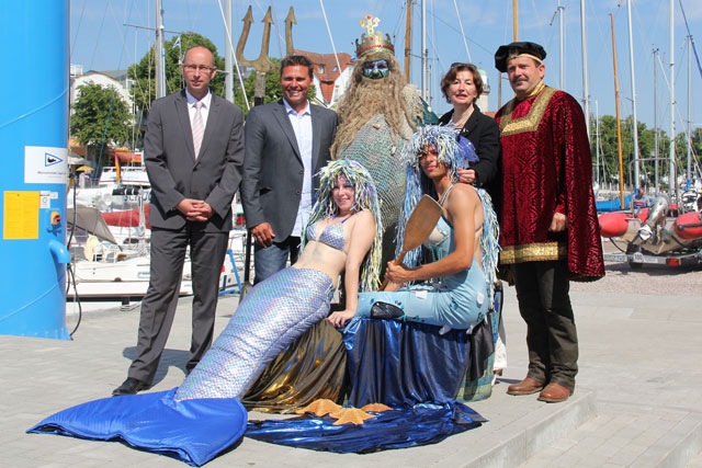 Warnemünder Woche - Matthias Fromm (Tourismuszentrale), Mike Knobloch (Organisation), Neptun, Karina Jens (Bürgerschaftspräsidentin), Dänischer König (Niegen Ümgang), Nixe und Nixer