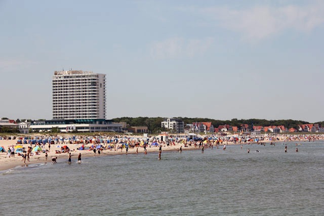 Warnemünde - Strand und Hotel Neptun