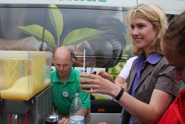Manuela Schwesig verteilt alkoholfreie Cocktails in Warnemünde