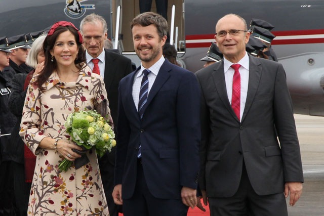 Kronprinzessin Mary und Kronprinz Frederik werden von Ministerpräsident Erwin Sellering begrüßt