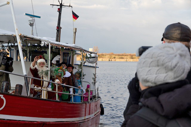 Die Ankunft vom Weihnachtsmann im Stadthafen