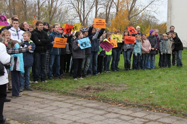 Die Schüler beobachten gespannt den Baubeginn der PLUS-Energie-Schule in Reutershagen