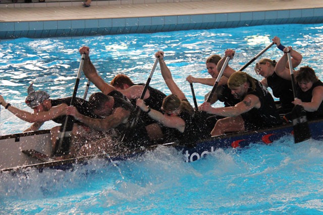 Paddelpower beim Drachenboot Indoor Cup in der Neptunschwimmhalle Paddelpower beim Drachenboot Indoor Cup in der Neptunschwimmhalle