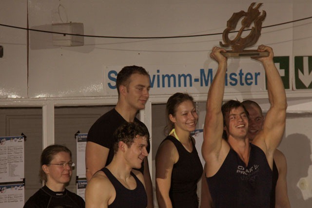 Sieger des Drachenboot Indoor Cups in der Neptunschwimmhalle Sieger des Drachenboot Indoor Cups in der Neptunschwimmhalle