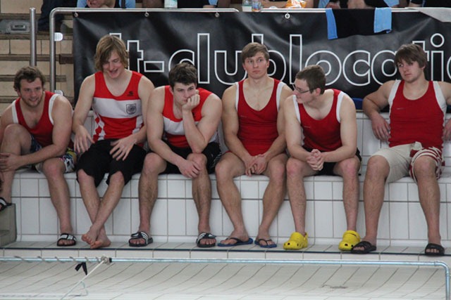 Team des Drachenboot Indoor Cups in der Neptunschwimmhalle Team des Drachenboot Indoor Cups in der Neptunschwimmhalle