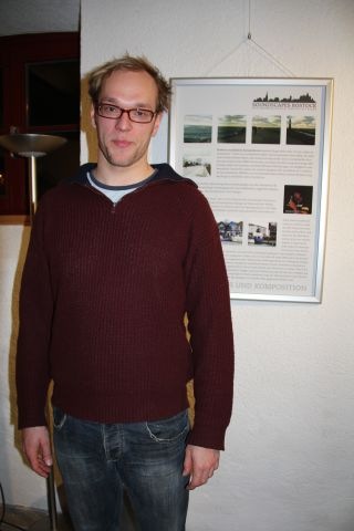 Daniel Wilke vor einem seiner Poster