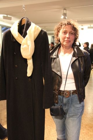 Birgit Scholz neben der Installation "Kreuzotter"