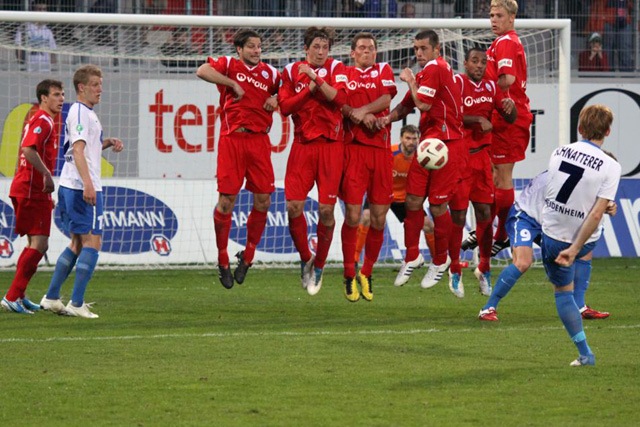 FC Heidenheim gegen FC Hansa Rostock - kritischer Freistoß in der 33. Minute