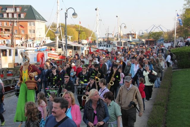 Fackelumzug am Alten Strom in Warnemünde, Ostern 2011