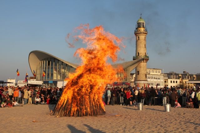 Osterfeuer 2011 am Strand von Warnemünde