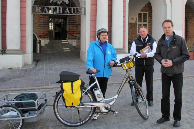 Rostocker Radwegewart kontrolliert Radwege