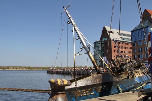 gesunkene Vagel Grip im Stadthafen Rostock gesunkene Vagel Grip im Stadthafen Rostock