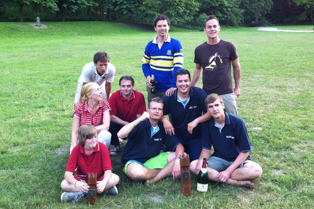 Platz 3: Fortschritt99 (hinten) Platz 2: Gipfelstürmer (links) Platz 1: Kubb'Ings (vorne)