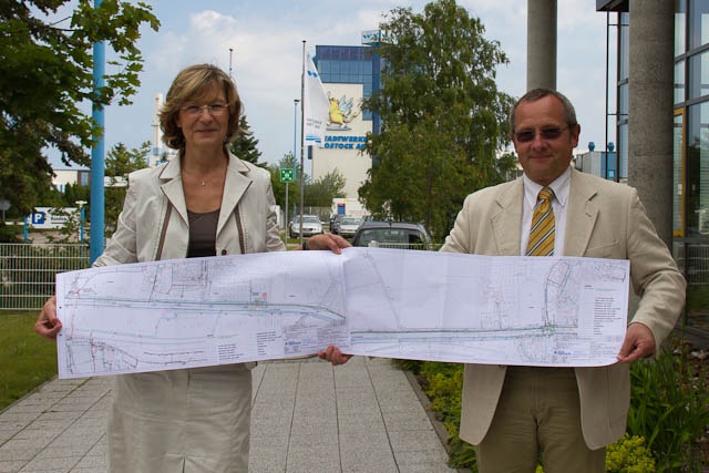 Ute Römer (Leiterin Unternehmensstrategie) und Rainer Bludau (Leiter Wärme) zeigen den geplanten Trassenverlauf