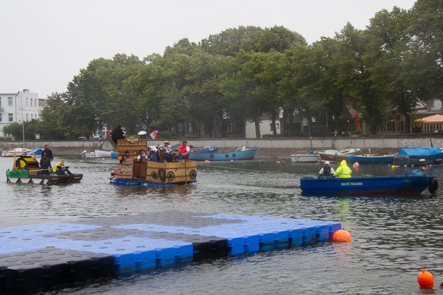 Alter Strom in Warnemünde: Waschzuberrennen 2011