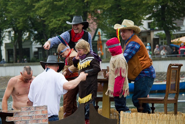 Die Poppbären aus Berlin beim Waschzuberrennen 2011 in Warnemünde
