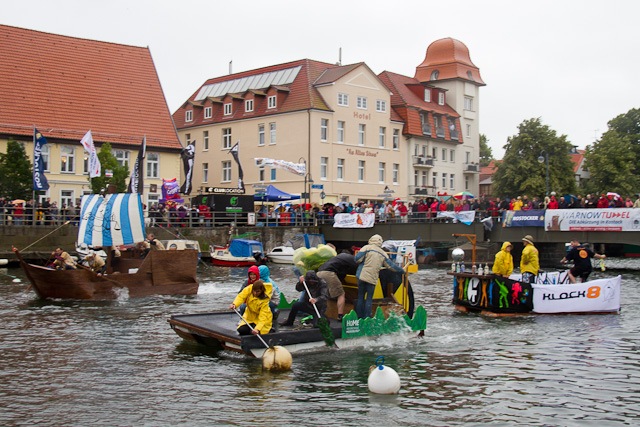 Waschzuberrennen 2011 bei der Warnemünder Woche