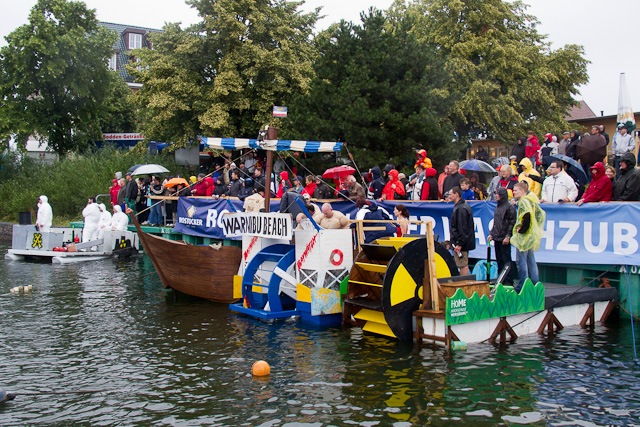 Start des Waschzuberrennens in Warnemünde