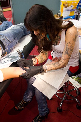 Pinup Tattoos on Moni Maroni Von Art Faktors Tattoo Bei Der Arbeit