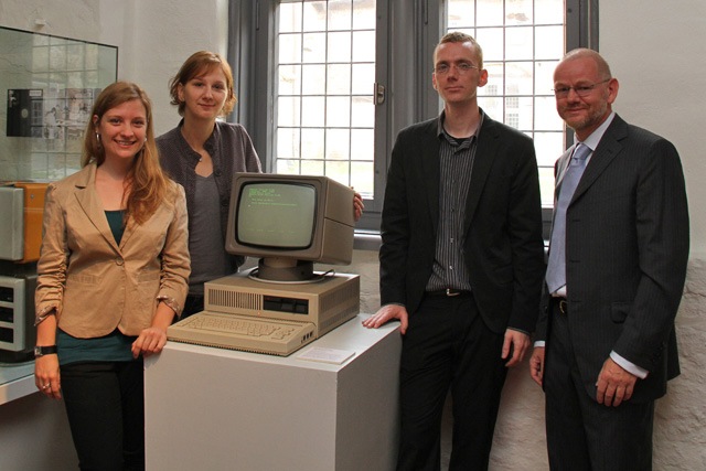 Von Zuse zu Zuse – Ausstellung zur Computergeschichte an der Uni Rostock - Stefanie Russow (Studentin der Germanistik und Geschichte), Stefanie Kohl (Doktorantin in Germanistik), Philipp Kluwe (Student der Germanistik und Philosophie) und Holger Helbig (Professor für neuere deutsche Literaturwissenschaft) neben dem Bildungscomputer A 5105 (v.l.n.r)