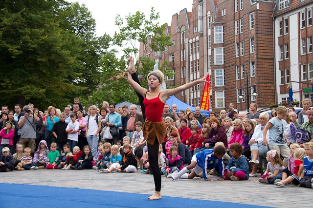 Rhythmische Sportgymnastik beim Sporttag auf dem Uniplatz Rhythmische Sportgymnastik beim Sporttag auf dem Uniplatz