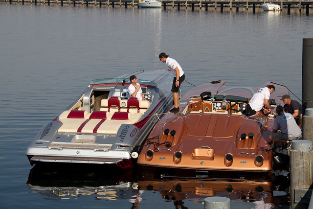 Speedboote werden in der Yachthafenresidenz Hohe Düne startklar gemacht Speedboote werden in der Yachthafenresidenz Hohe Düne startklar gemacht