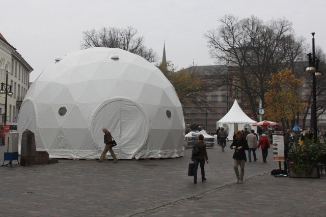 Das neue Zelt der Lichtwoche auf dem Uniplatz