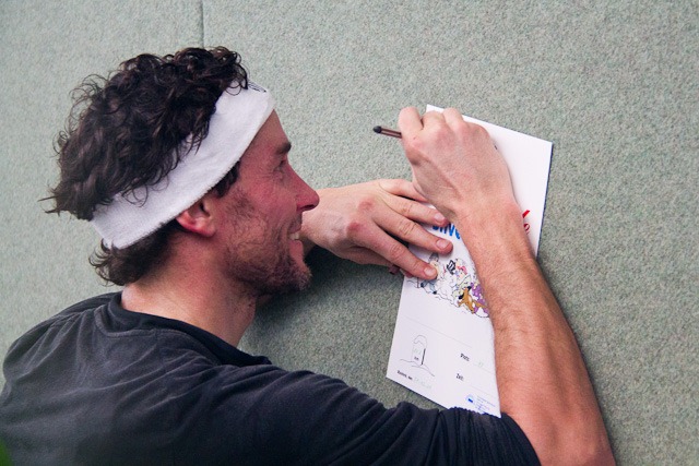 Nach dem 22 km langen Silvesterlauf gibt Andreas Raelert Autogramme