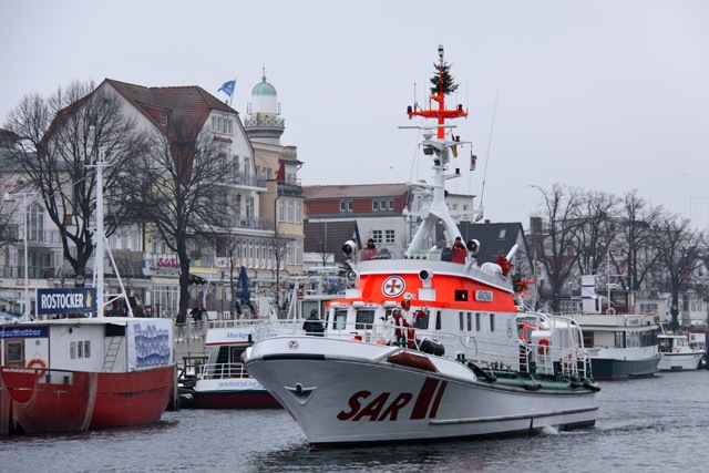 An Heiligabend 2011 kommt der Weihnachtsmann mit dem Seenotkreuzer nach Warnemünder