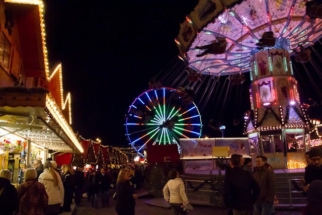 Kettenkarussell und Riesenrad auf dem Rostocker Weihnachtsmarkt 2011