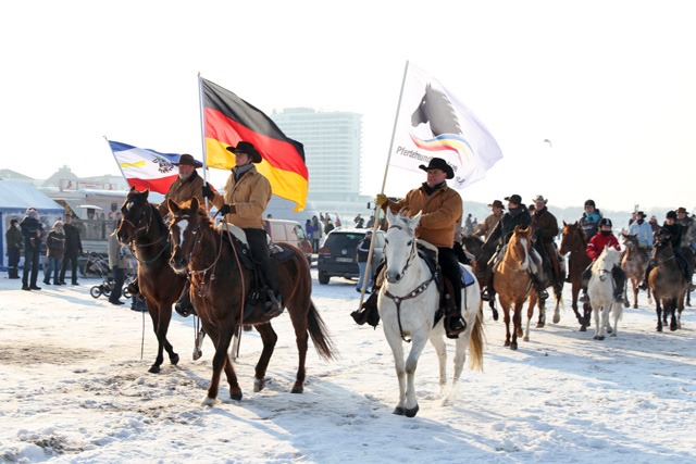 Reiter am Strand von Warnemünde