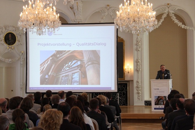 Vorstellung des Projektes "QualitätsDialog" - "Qualität garantieren: Professoren, Studierende und Dienstleister im Dialog für eine kompetenz- und forschungsorientierte Lehre" 
