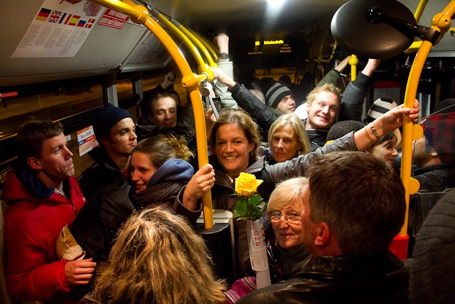 Gequetscht, aber fröhlich: die internationalen Teilnehmer nach dem Springertag im Bus