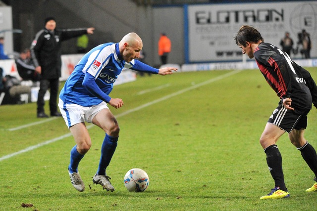 Marek Janecka (Hansa Rostock) im Zweikampf mit Andreas Buchner (FC Ingolstadt)
