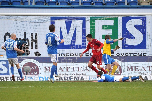 Ilian Micanski erzielt das 3:0 für den FSV Frankfurt gegen Hansa Rostock
