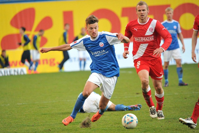 Tom Weilandt (Hansa Rostock) im Duell mit Sascha Dum (Fortuna Düsseldorf)