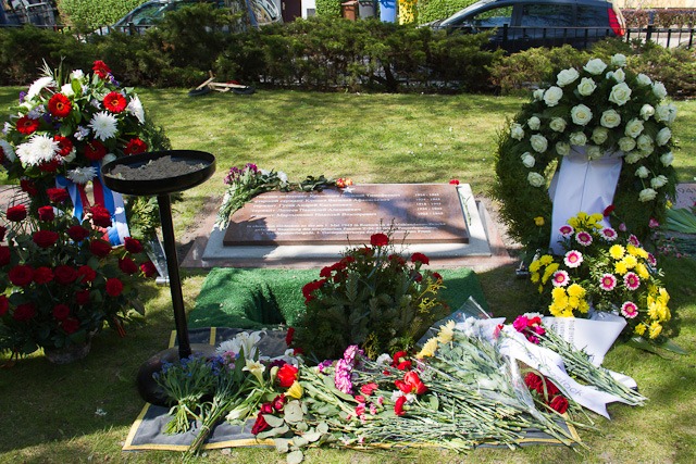 Blumen, die die Anteilnahme am Schicksal der Besatzung des T-34 ausdrücken
