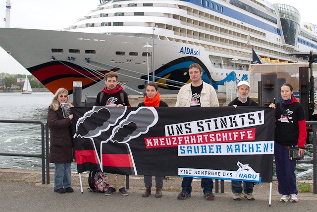 Kreuzschifffahrt in Warnemünde: Protest auf der Port Party