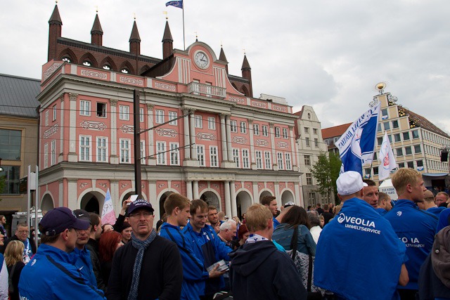 Spieler und Trainer des FC Hansa Rostock auf dem Neuen Markt