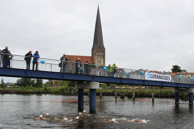 Start des 500-Meter-Schwimmens im Schatten der Petrikirche