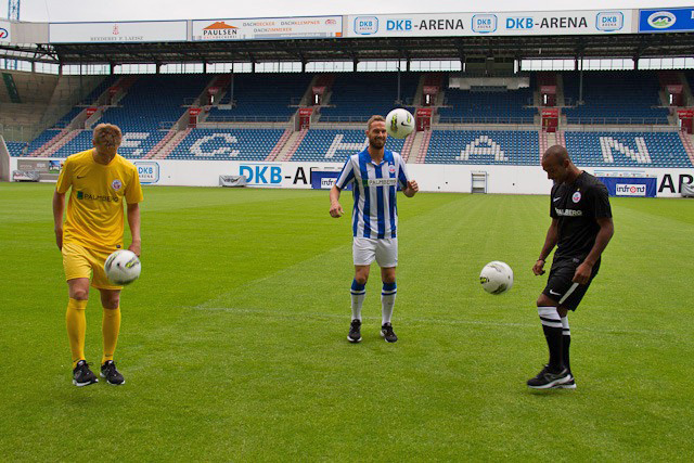 Zum ersten Mal tragen die Spieler der ersten Mannschaft von Hansa Rostock die Trikots mit dem Palmberg-Logo des neuen Hauptsponsors auf der Brust