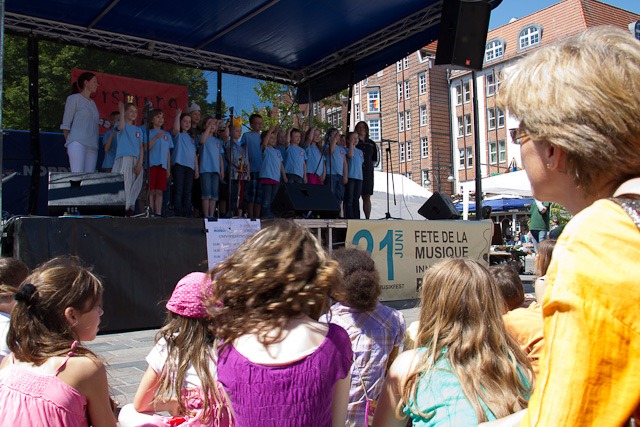 Die Klasse 2d der Grundschule Juri Gagarin macht auf dem Uniplatz den Anfang bei der Fête de la Musique